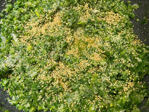 關火
加入鹽、白胡椒粉及白芝麻
若沒白芝麻或白胡椒粉可省略，鹽依個人口味增減