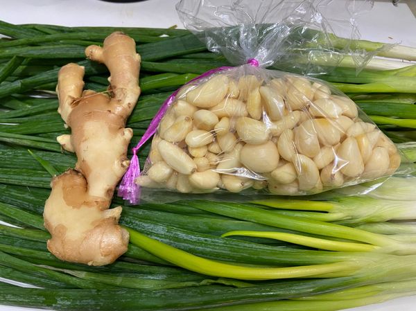 蔥洗淨晾乾、蒜及薑清洗乾淨