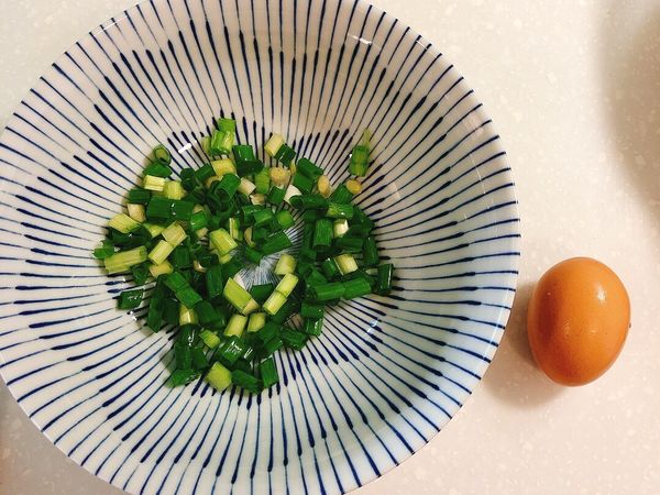 青蔥洗淨，切蔥花狀。