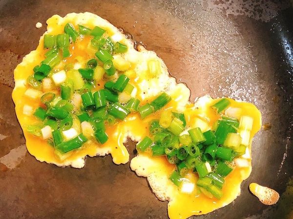 些許橄欖油入鍋；待油熱後將蛋液倒入鍋內。

停留一下，待蛋微變色（微焦）後翻面。

等蛋液雙面均變色後；便可起鍋。