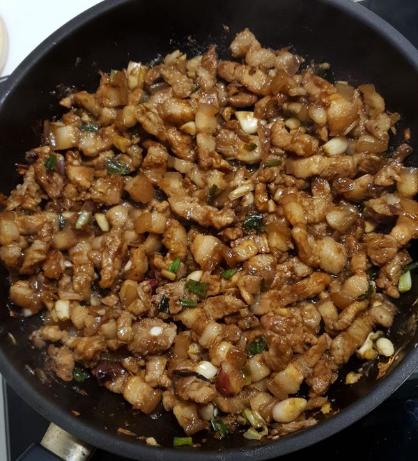 將肉翻炒至上色。