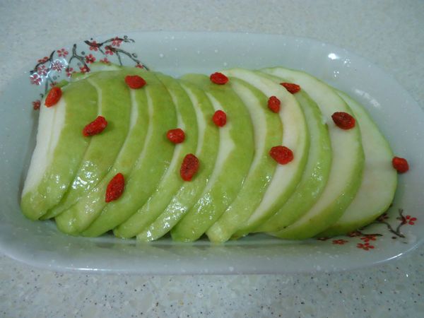 芭樂去子切片，先用鹽醃一會兒。沖掉鹽水，淋上檸檬汁，排盤，加上枸杞配色即成。﹚