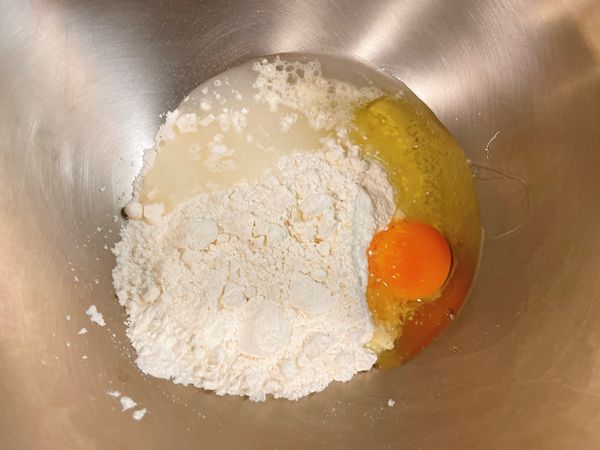 麵粉、雞蛋、水拌勻