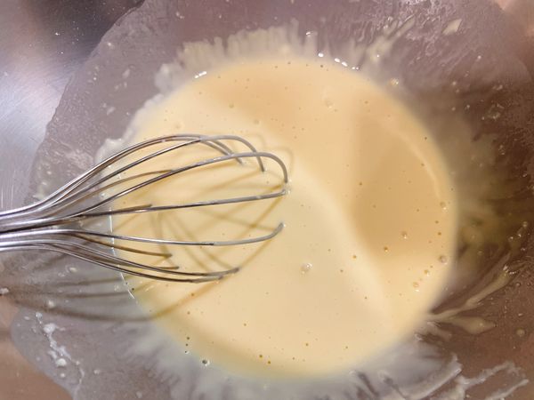 麵粉慢慢加入拌勻