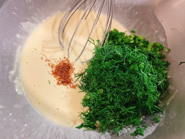 加入小茴香末、安食小品醬鹽、胡椒粉和香油