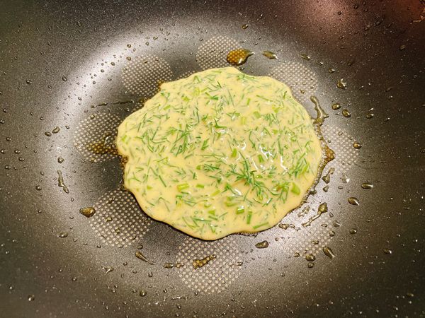 熱油鍋後將小茴香麵糊一勺一勺加入平底鍋