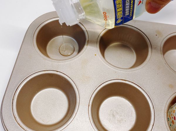 倒入食用油（無味道的唷）