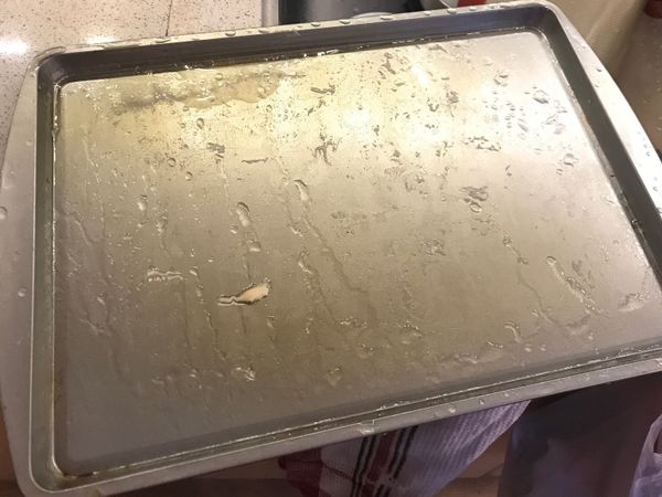 準備一個淺的鐵盤，塗上一層油，將發酵好的麵團，當你在倒出來時，會看到內部會成蜘蛛網般的樣子。
倒在鐵盤中大致揉一下，使表面平滑，蓋上保鮮膜，鬆弛20分鐘。