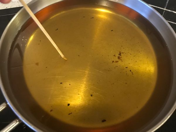 準備油鍋，口要大，我只有平底鍋，但好處是省點油，中火加熱，用一根竹筷插入油中四周起很多小泡泡的時候，就是可以油炸囉。