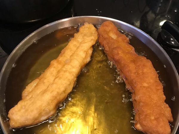 將鬆弛好的麵團切成約一公分寬的長條，長度依據鍋子大小不同來決定。
將每條用手指輕輕壓扁成1.5公分左右，兩條疊起來，用刀背壓出一條中線，兩面都是，輕輕放入鍋中油炸。