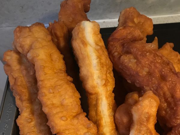 每一面炸到不會冒泡泡就轉另一面，一面至少炸兩次，起鍋。
想吃脆一點的，放涼一點之後馬上再炸一次。
中間有一道白線無所謂，一樣好吃。