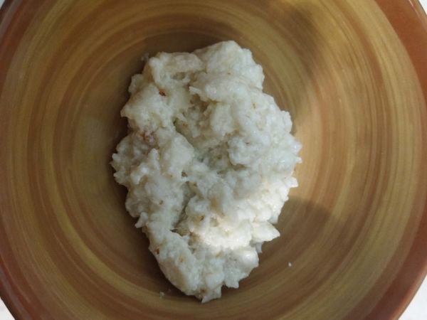 蛋白、牛奶、太白粉倒入碗中攪拌均勻備用！
魚肉or魚排切細條，鍋中少許油下鍋鋪平均勻受熱！
魚條可煎至微金黃，關火用餘溫倒下剛攪勻的蛋白牛奶太白粉至鍋中，慢推成型至理想的蟹肉型後出鍋備用！
（若太水可開小火慢推）