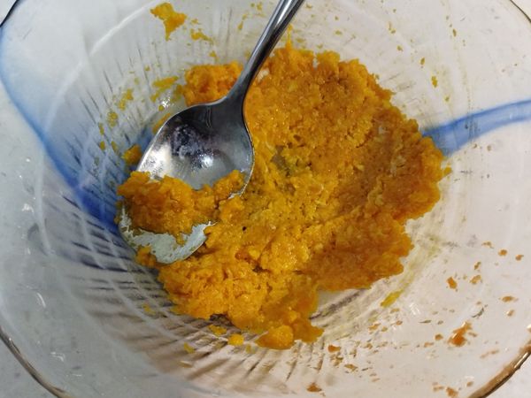 鍋中導入少量油，胡蘿蔔泥入鍋拌炒均勻受熱，加入鹹蛋黃炒至蛋黃冒泡未有顆粒關火，將蛋黃倒入關火用餘溫扮至蟹黃蟹膏的型即可出鍋！