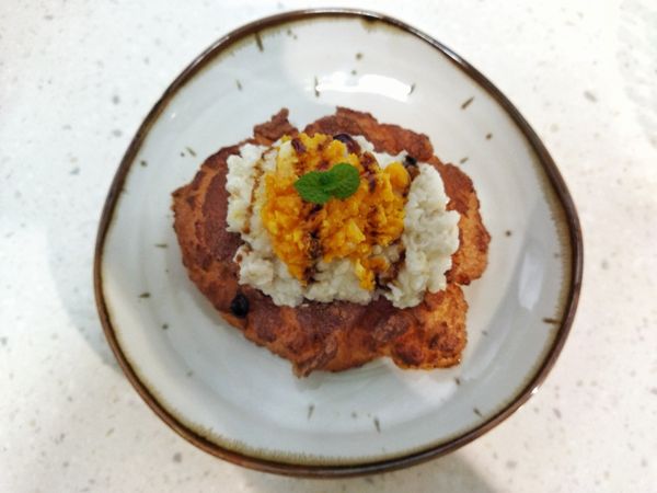 將炒好的蟹肉與蟹黃進行組裝即可完成！