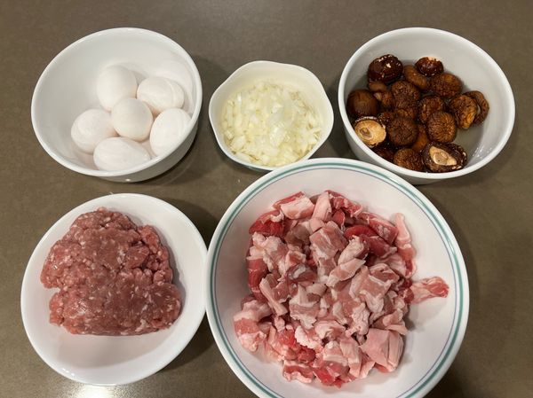 準備好食材。五花肉切條。洋蔥切丁。
同時間可以燒水煮蛋10分鐘。
蛋好了之後用冷水沖洗。剝殼備用。