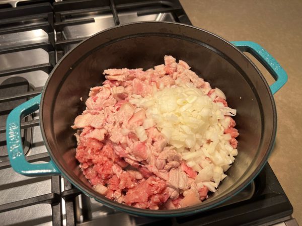 加入絞肉及洋蔥，炒熟。