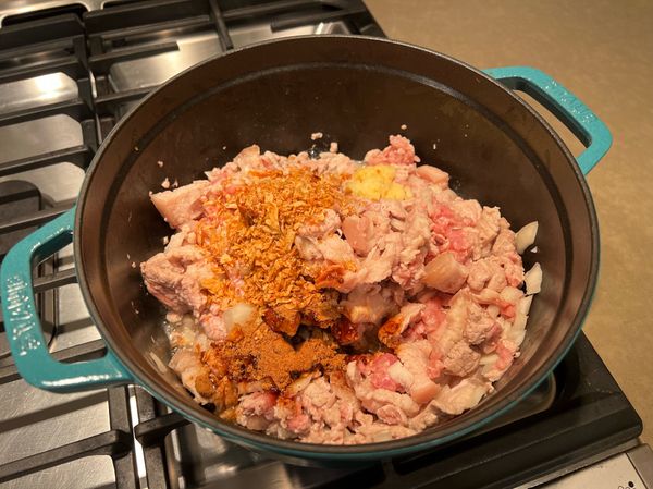 加入一大匙半的黑糖，2大匙紅蔥酥，1大匙蒜泥。均勻的攪拌上色。