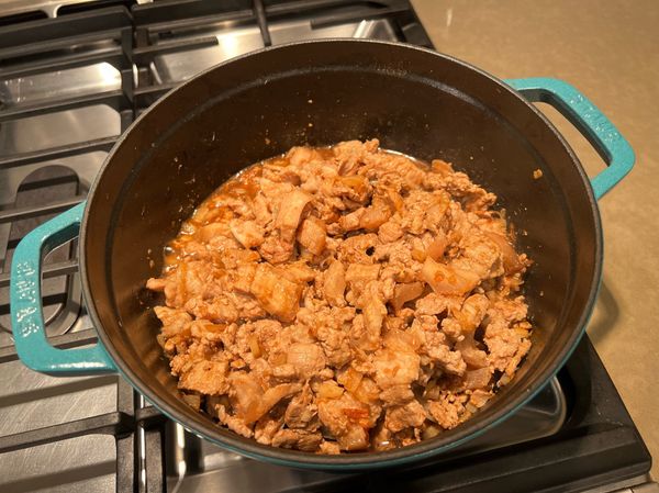 加入140cc醬油，1小匙五香粉，1小匙白胡椒粉，1杯米酒。
(紅蔥酥可以在加多一點味道會更香喔!)