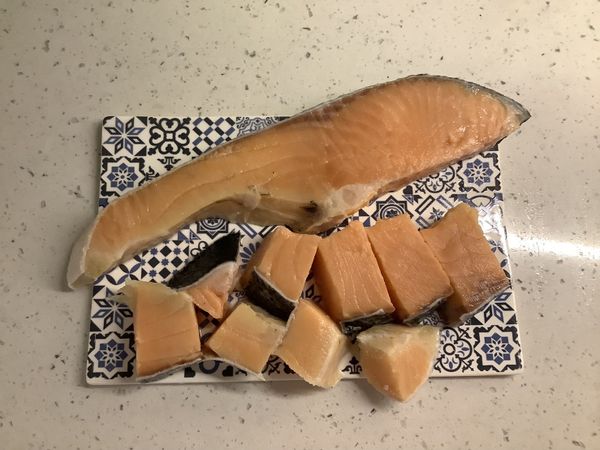 鮭魚稍微退冰(今日分量只用1/2)，切成大塊狀；洋蔥也切成塊狀。