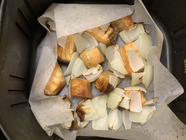 氣炸鍋唱歌了！晚餐好了！是不是很簡單啊~

抓住烘焙紙的四個角落，就能整盤端出，直接放在披薩板上桌，連碗都不用洗，是不是省時到最高點，哈哈！