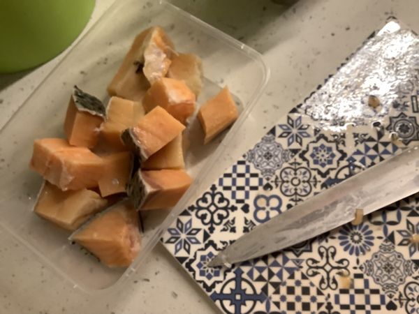 ~同場加映~

剩下的半塊鮭魚，切成大塊裝盒冷凍，下一餐省了處理的時間就更快速了！