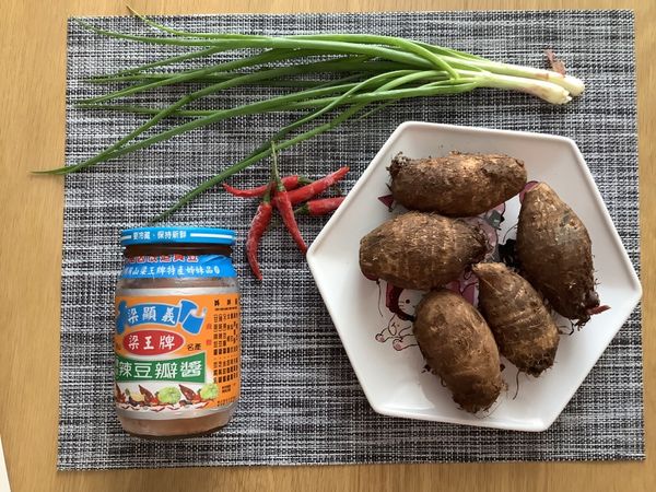 食材如圖：
小芋頭，豆瓣醬，蔥，朝天椒
