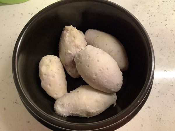 熱鍋下[油]，油熱關火(很重要)！加入[調味料]豆瓣醬，用熱油餘溫爆香豆瓣醬和[辛香料]朝天椒，聞到香味後加入芋頭拌炒一下！重新開火，嗆入[調味料]醬油，快速翻炒(小心燒焦)，加入清[水]淹過芋頭，加入整根[辛香料]蔥，轉中小火燉煮至芋頭入味。