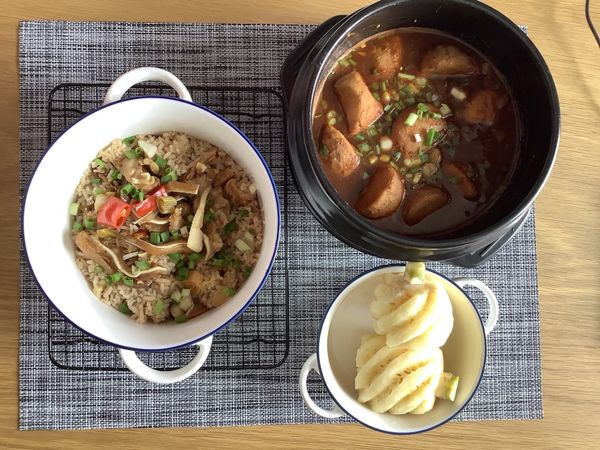 起鍋盛盤，撒上[辛香料]蔥花，美味上桌了！