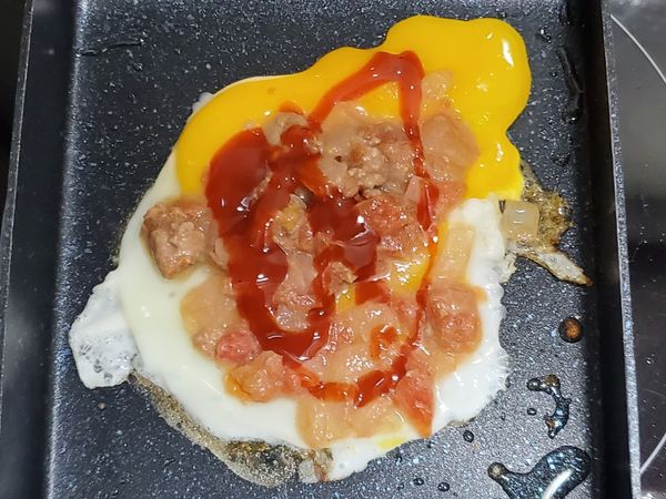 蛋還未完全煎熟前，可直接加入起司、及蕃茄醬。（照片中我是加入自製的蕃茄肉醬）