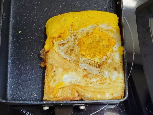 待貼合，再將吐司往另一邊靠緊，使另一面邊緣貼合。