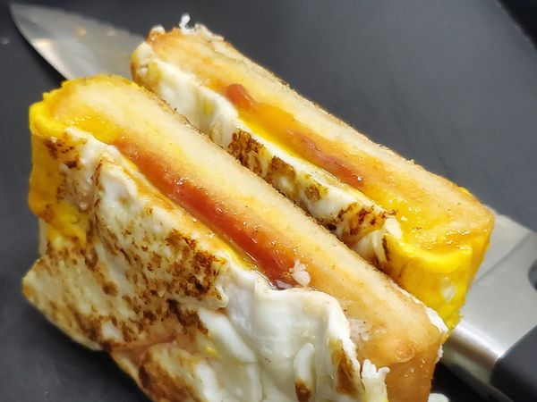 簡易版的吐司蛋完成！
喜歡好看擺盤，或想做成野餐三明治的人，可以拿陶瓷刀將吐司對切，成品好看又好吃喔！