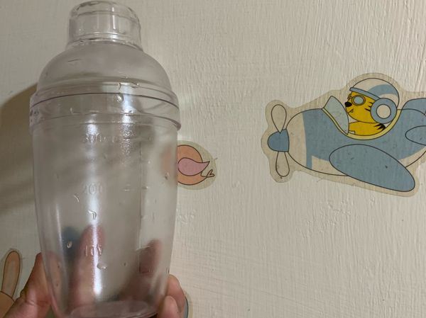 準備一個雪克杯，放入少許冰塊