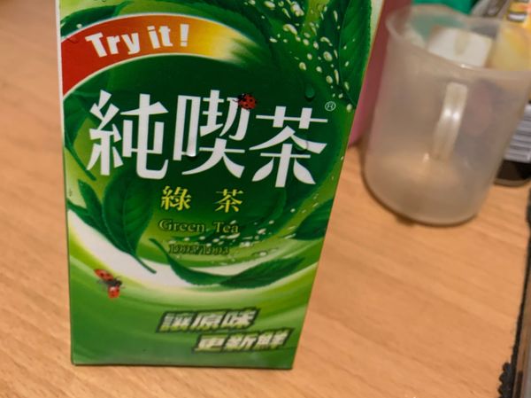 再倒入綠茶（也可用無糖綠），
因蜂蜜本身有甜，怕太甜的可以用無糖的