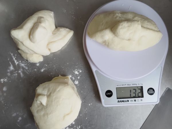 將麵糰秤重 用切刀均分三份