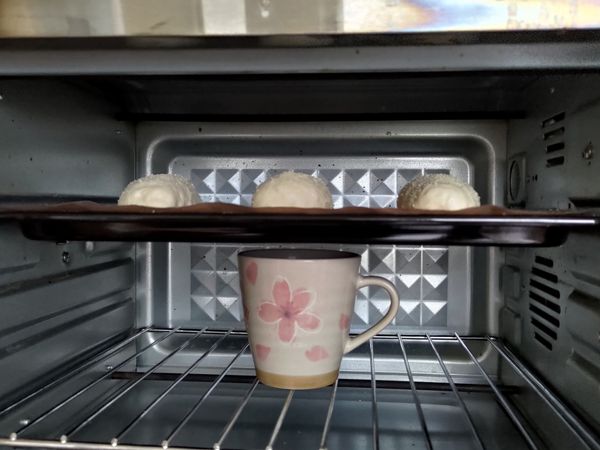 送入烤箱或任何密閉空間 放一杯熱水
二次發酵約30~40分鐘 或麵團長至1.5~2倍大