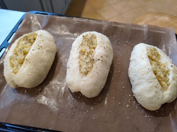 二次發酵結束取出
將烤箱預熱上下火215度10分鐘
用刀在麵團中間劃一刀 填入香蒜奶油醬 灑上少量義式香料粉