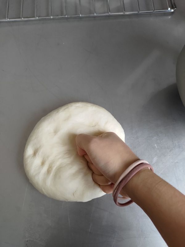 雙手沾麵粉防黏 取出麵團
用拳頭捶幾下排氣