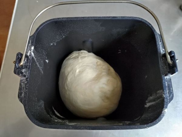 所有麵團材料依乾性到濕性順序加入麵包機 最後加入酵母粉
按下麵包麵團行程
（此行程含 攪拌揉麵醒麵約15分鐘 第一次發酵約45分鐘）