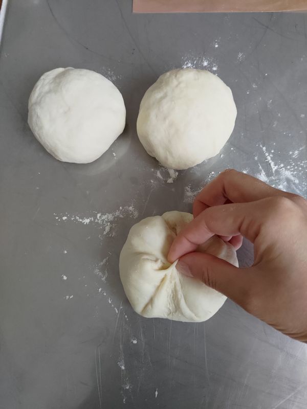 每份用手指按壓幾下融合好
倒過來 整圓 蓋上濕布 靜置五分鐘
(若已足夠鬆弛 也可省略此次靜置)