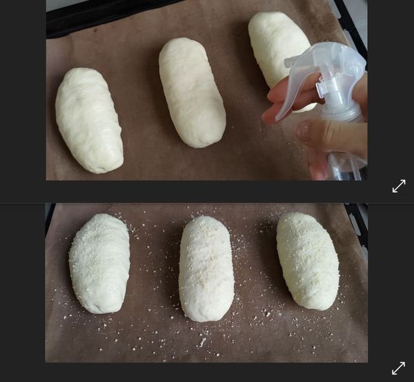 烤盤鋪上烘焙紙 放上麵團
表面噴上少量的水 撒上帕瑪森起司粉