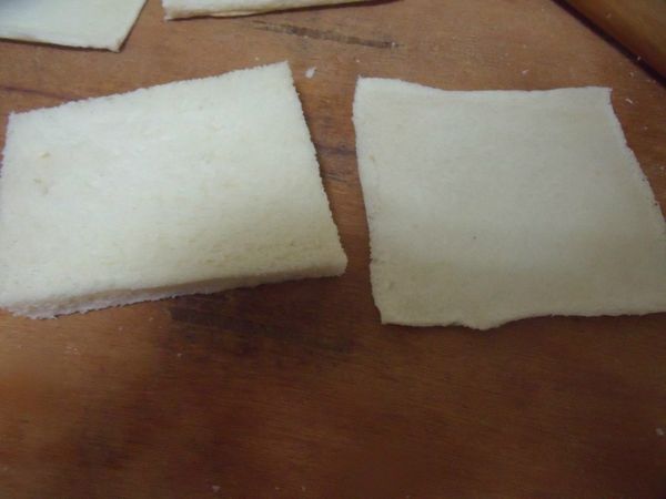 土司去邊,用擀麵棍壓薄。