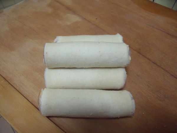 捲成長條狀,來回搓揉一下讓它更結實,炸時才不會裂開。