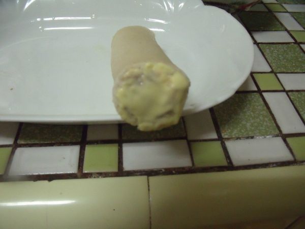 芋泥捲兩端用手指抹上粉漿。