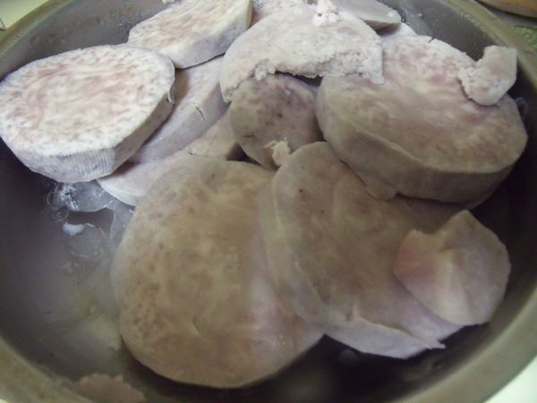 芋頭切片,放入電鍋蒸熟。