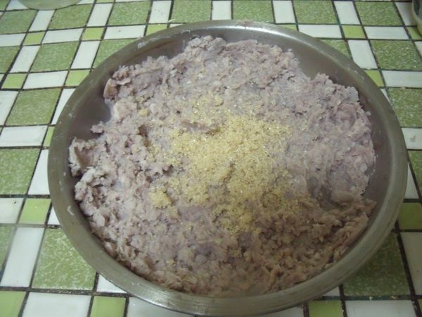 將蒸熟的芋頭搗碎,加入砂糖拌勻。