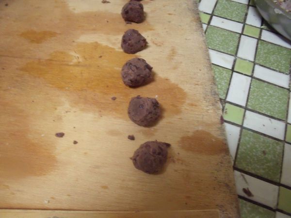 將紅豆沙揉成一個個小糰。