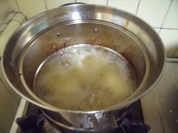 油溫燒至120度左右,放入,中小火炸至金黃即可。