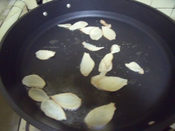 鍋放一大匙的沙拉油,爆香薑片。