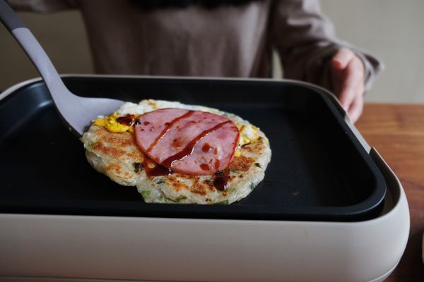 火腿片放上餅皮，捲起來