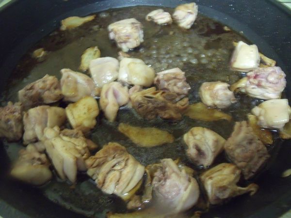 炒至肉變白後,倒入米酒,醬油,冰糖,1/2碗的水。